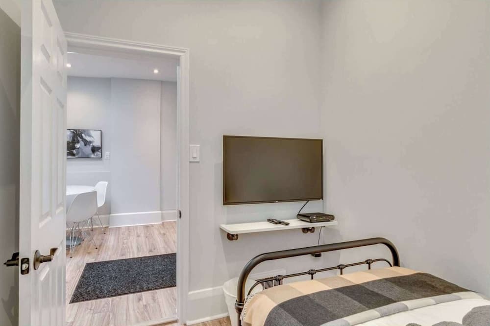 Casa Queen-Unique 2BR Suite- Leslieville