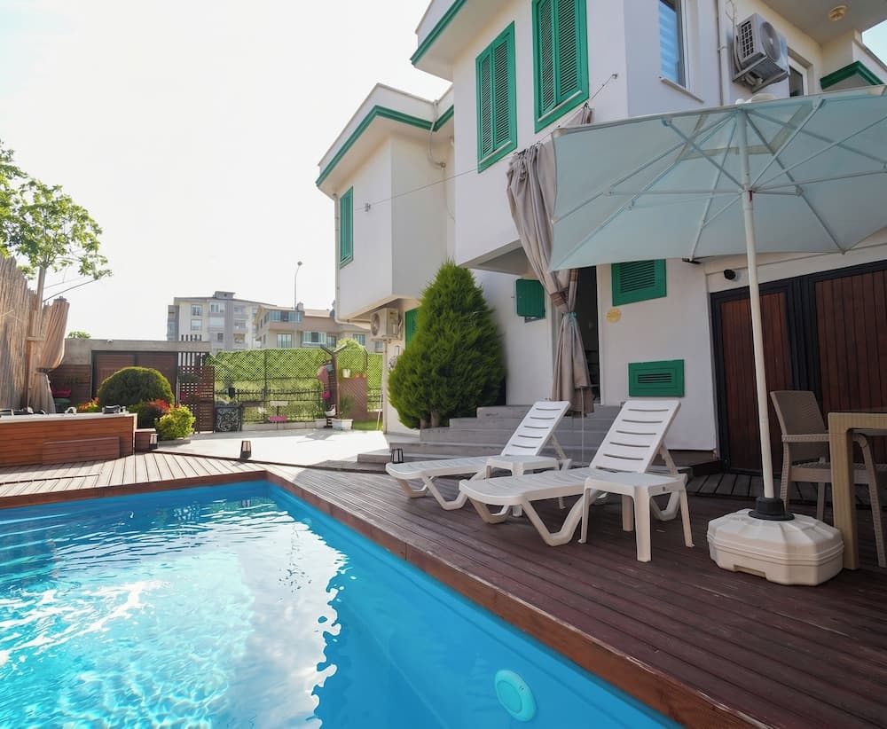 Yeşil Panjurlu Villa Otel