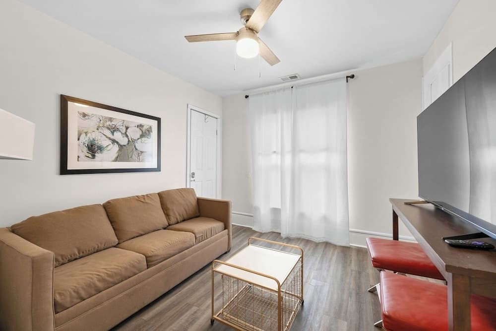 Detroit Getaway: 2-bedroom Apartment for 7 & Wifi