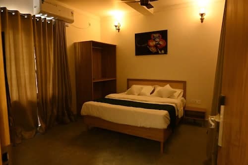 Neer By Monarch Stays.