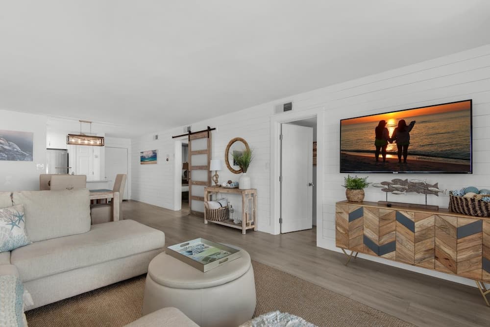 Dolphin Point #401c