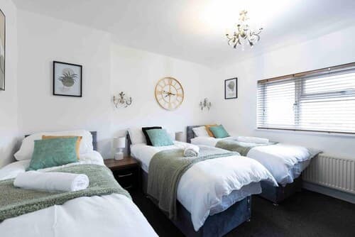 House-sleeps7-parking-garden-petfriendly