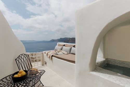 Lunar Sea Suite Hot-tub & Caldera View