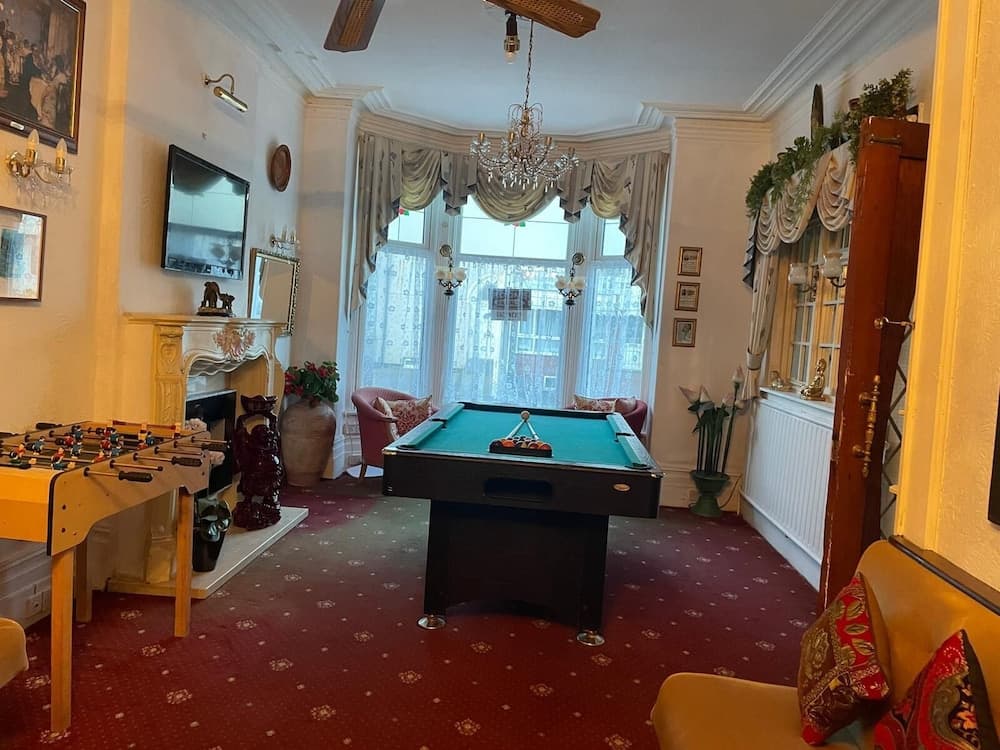 Red Rose Hotel