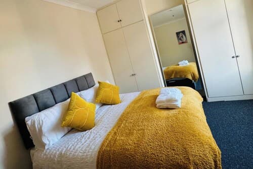 2 Bedroom House - Sleeps 4 - Free Parking, Wifi