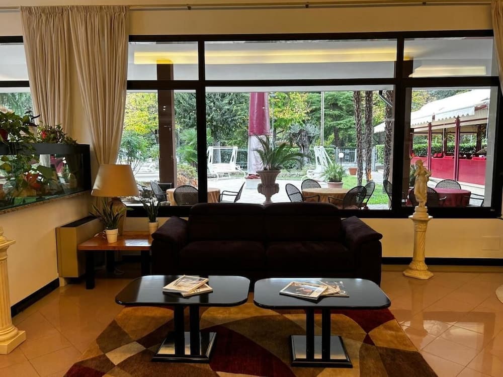 HOTEL REY'S