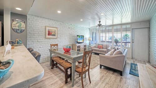 Pour Me a Vacation Mins to Beach, Community Pool+tennis Court, Private Balcony