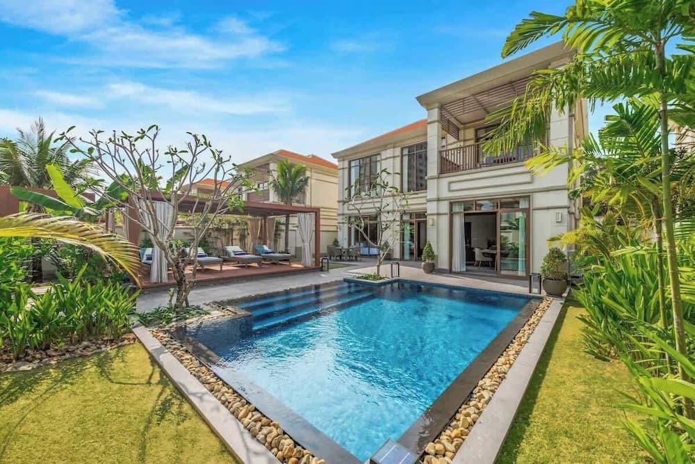 Beachside Villa: 2BR Private Pool & Breakfast