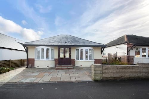 3BR Detached Bungalow w/Parking