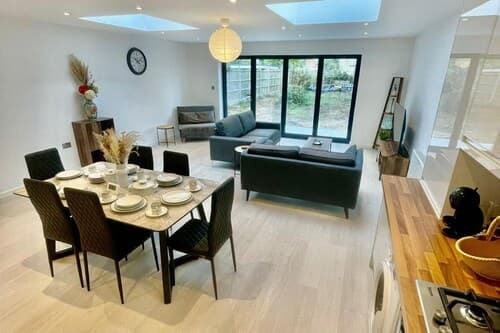 3 Bed Flat - Sleeps 6 - Parking - Wifi