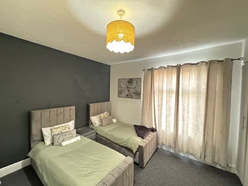 Manchester - House - Sleeps 6 - Parking - Garden