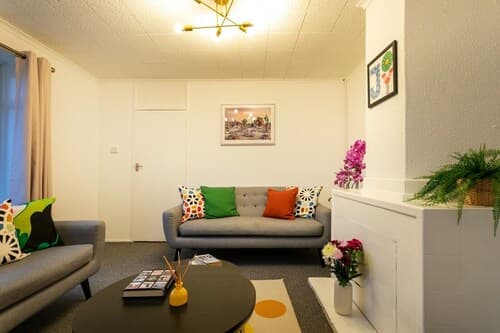 3-beds, Sleeps 5, w/ Parking, 10 Mins From Centre