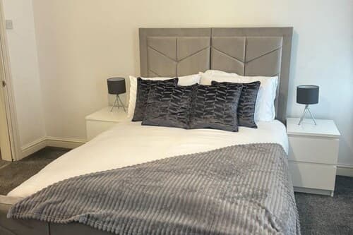 4br-sleeps10-garden-freeparking