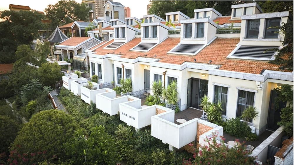 Seclusion with the mountain