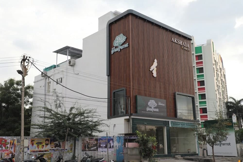Hotel Green Parrot