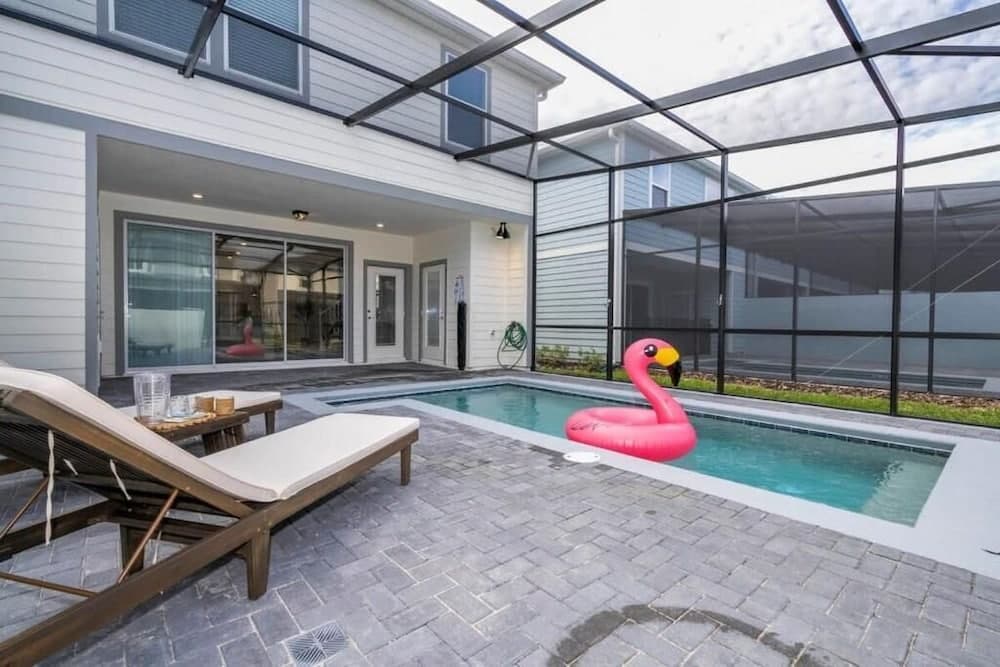 Relaxing Getaway With Private Pool & Lake View