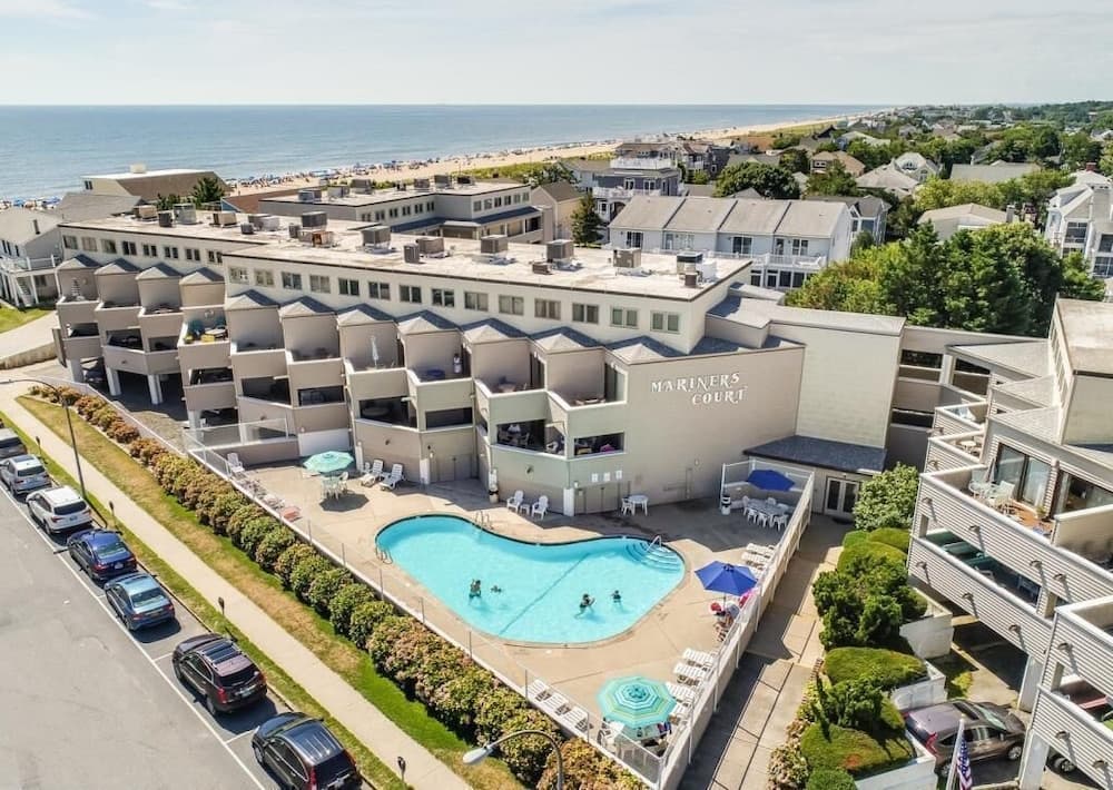 Mariners Court 204