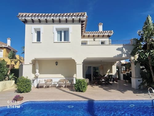 Luxury Villa - Pet Friendly & Free Parking