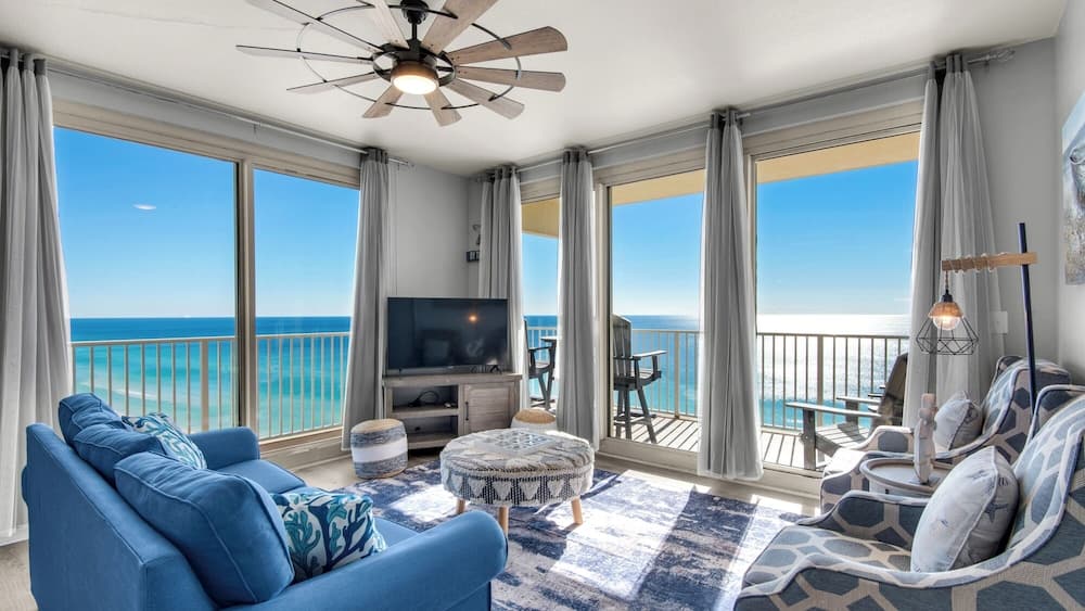 Beachfront Corner Unit w/ Wrap-around Balcony, Close to Attractions!