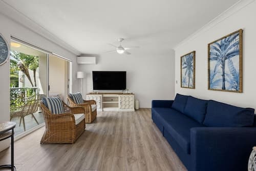 Cosy Central Burleigh Getaway