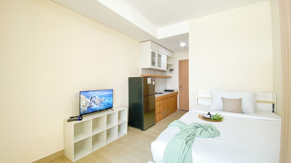 Comfortable And Modern Studio Apartment At B Residence