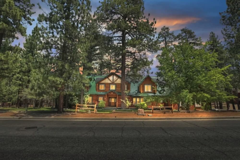 Timber Lodge HUGE Log Cabin with Hot Tub