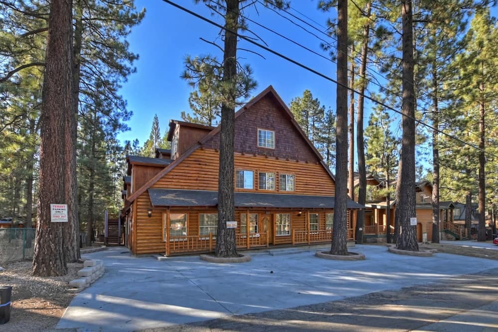 Big 10 Luxury Cabin with HotTub
