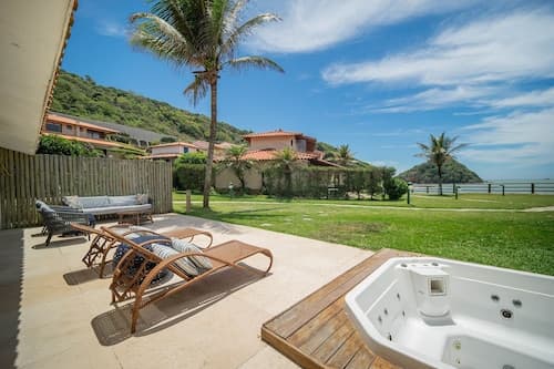 Bz77 Beachfront house with 4 suites!