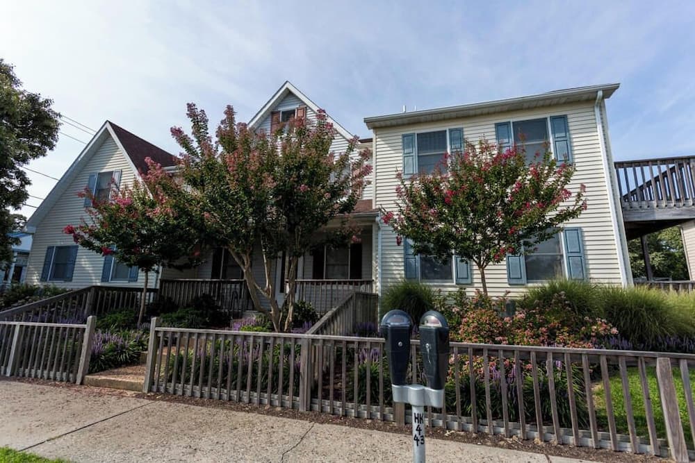 King Charles Avenue 404 #6