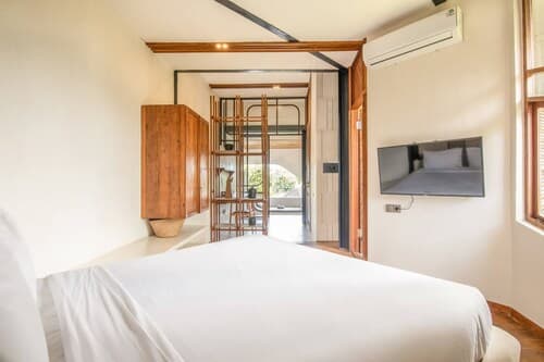 BAZ Villa 12 Studio 2 L Elegant 1BR Loft With Art Deco Flair Shared Pool