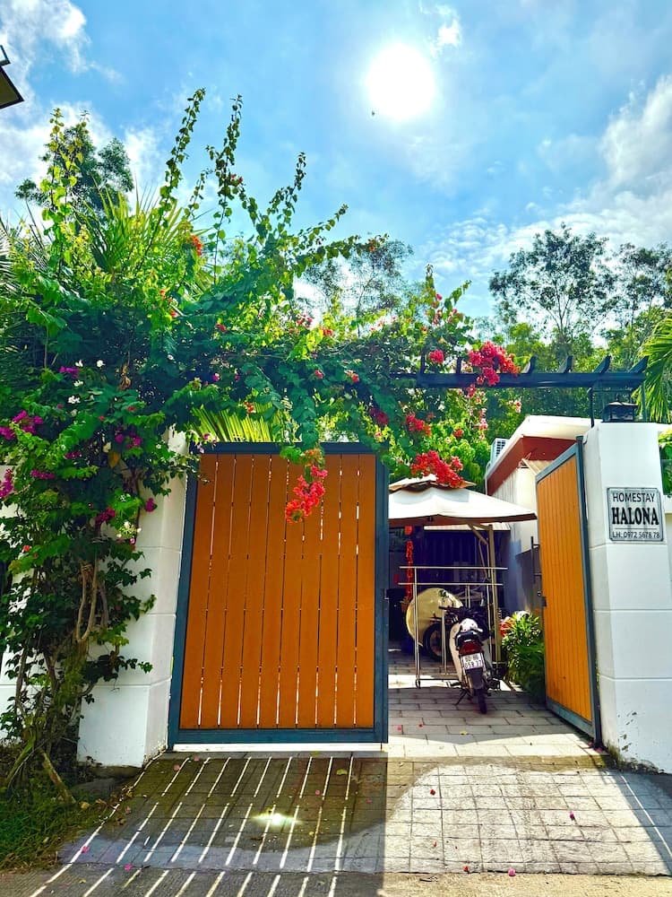 HOMESTAY HALONA
