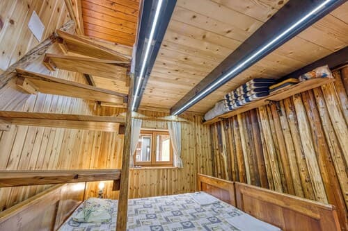 Wooden Chalet Kalanka in Nature