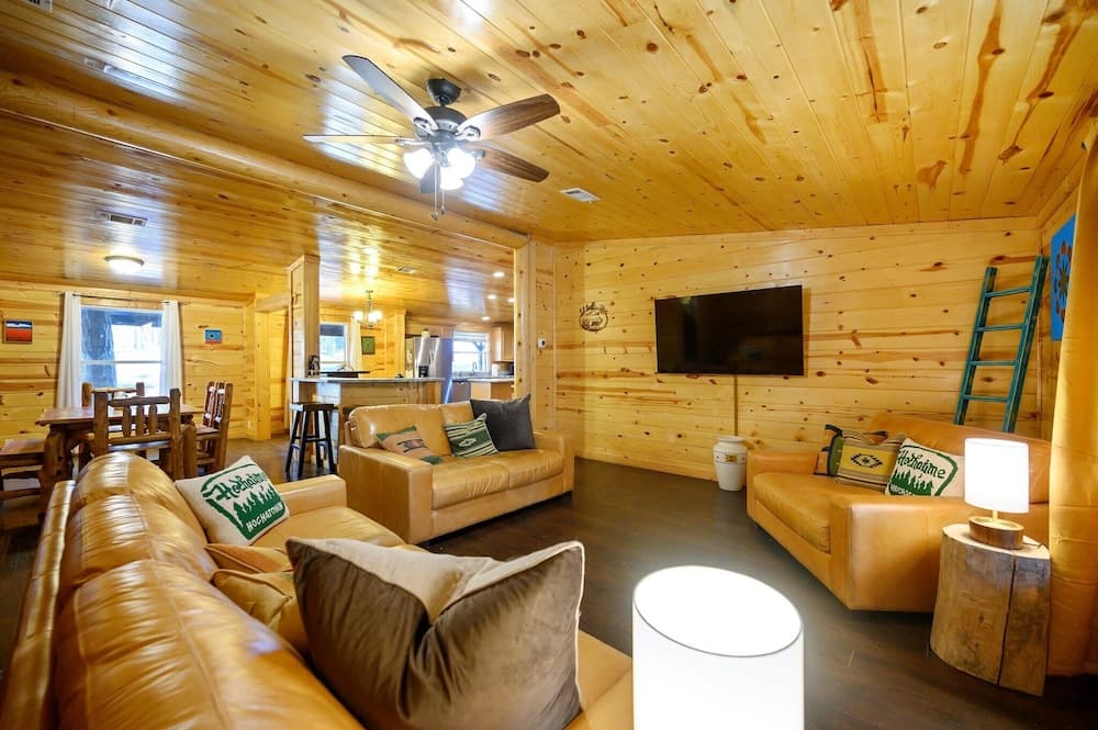 Outlaw Rose Cabin for 8!
