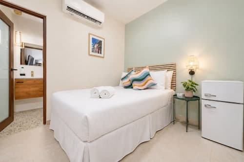 Room 3: Vibrant Walkable Hub in Santurce