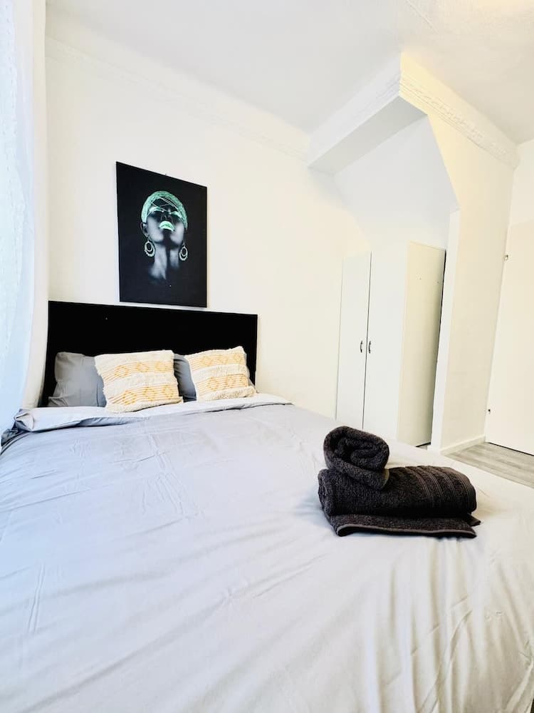 Affordable 4BR Apt Walk to FAC Platz