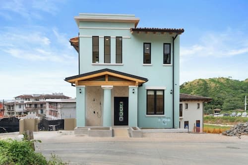 Sophisticated Modern Home w/ Ocean Views, Gorgeous Master Suites & Private Jacuzzi