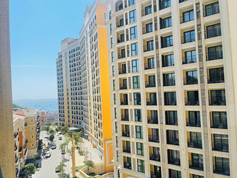 2 Bedrooms Apartment In Sunset Town