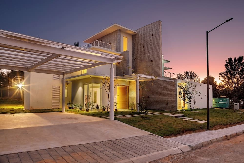 Golf View Home by Stayjadelawnprojector