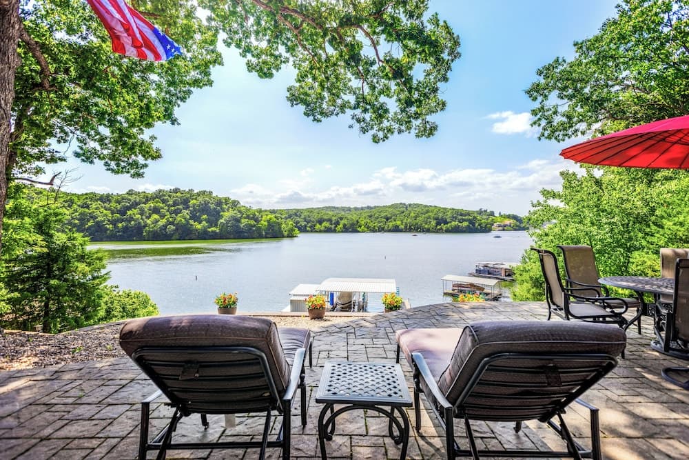 Lakeside Oasis Room for 12!