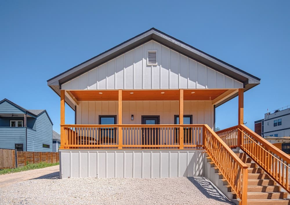 3br-2ba Cityscape Haven With Panoramic Tower View!