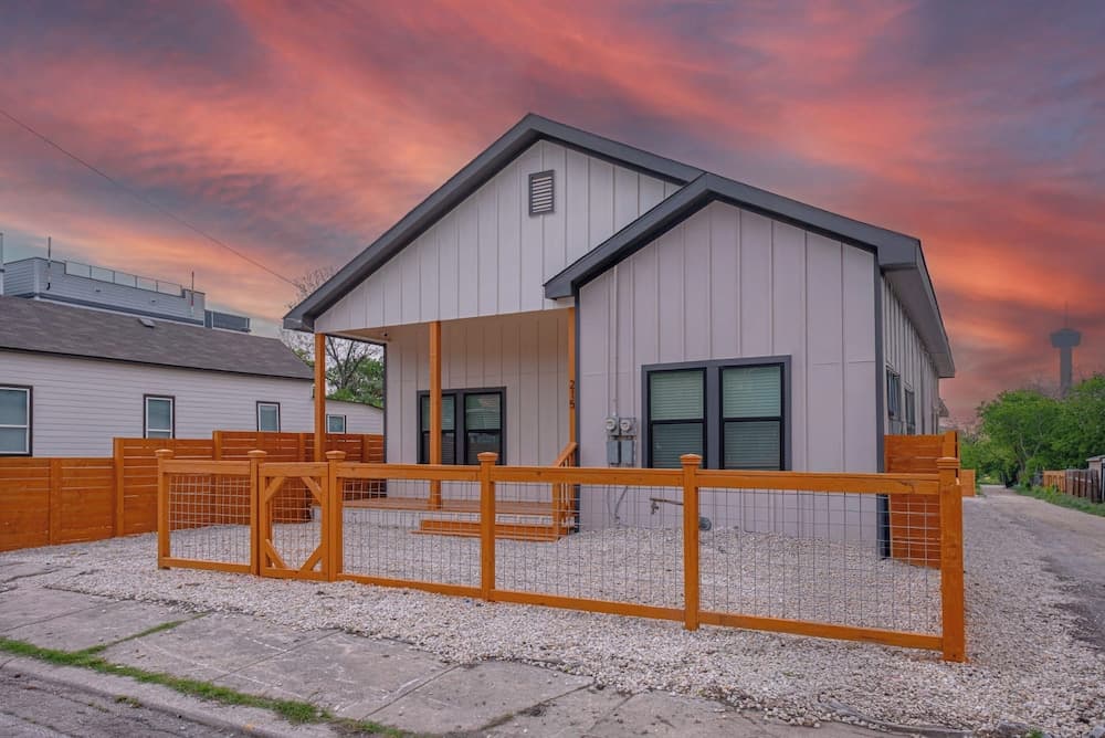 Skyline Retreat 3br-3ba w/ Stunning Views Near DT