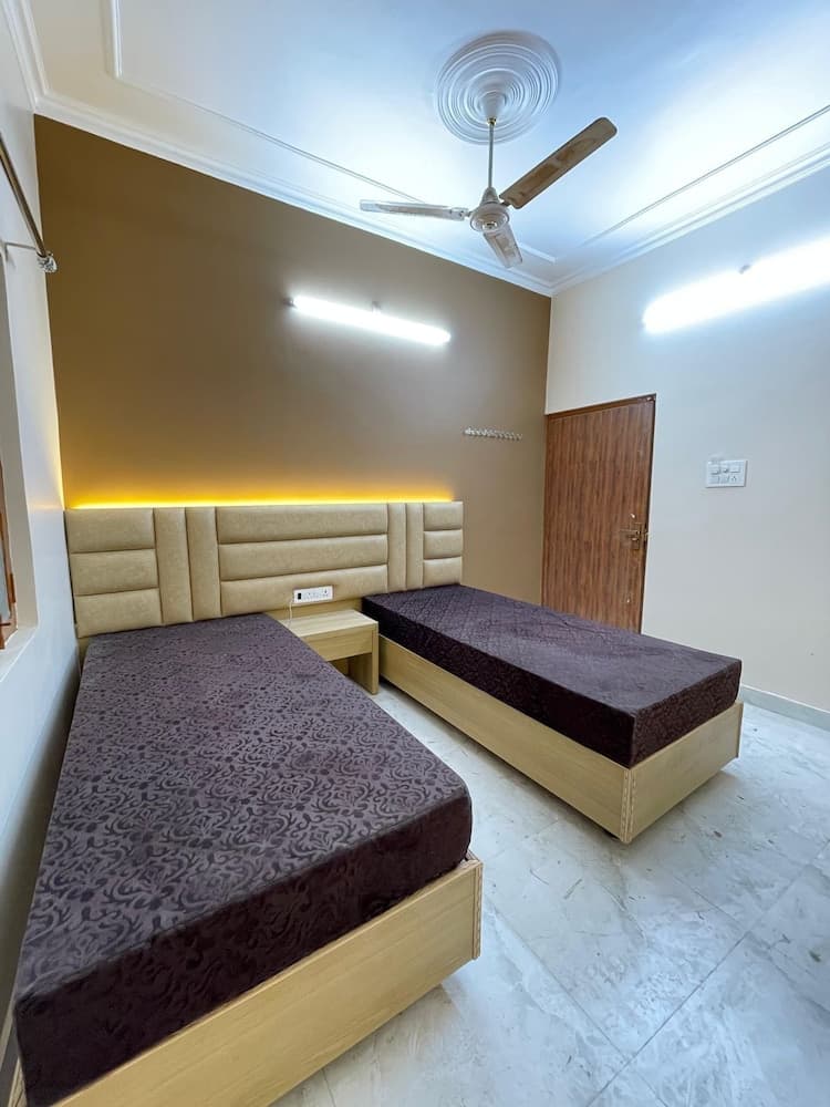 Host varanasi