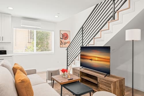 Modern Home Near Pasadena Garage Full Kitchen