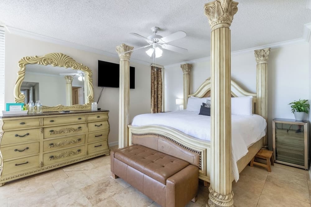 Beachfront King Suite Balcony + Jacuzzi