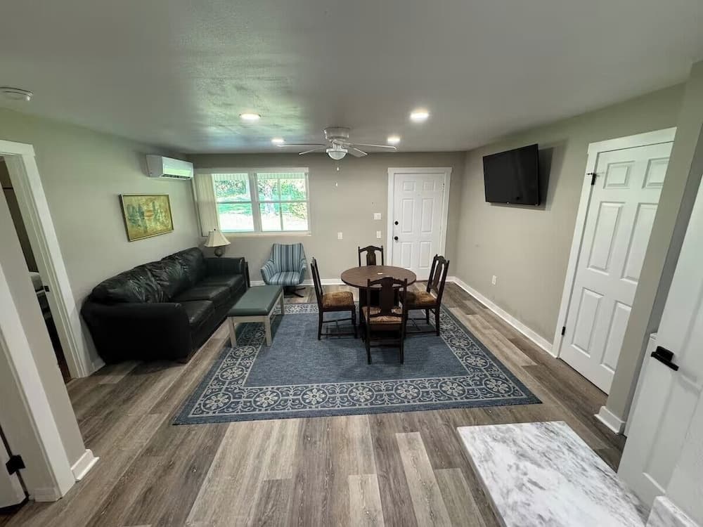 Pet-friendly 2BR Free Parking & Wi-fi