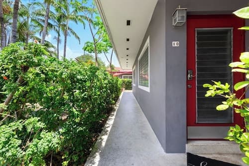 Pet Friendly Stylish Studio in Hollywood