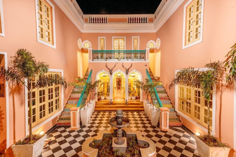 HOTEL WHITE RABBIT