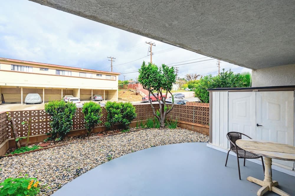 Modern Cozy Retreat Stylish Stay With Patio & Parking