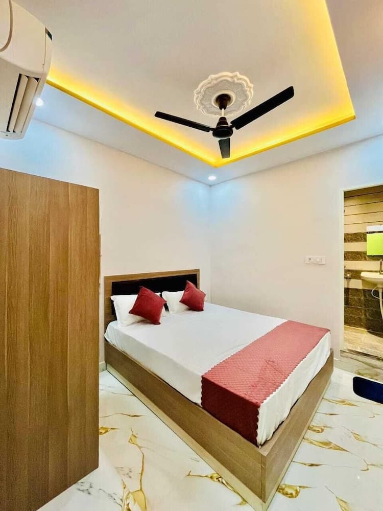 Hotel PVS Grand