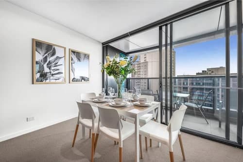 2BR Luxury Skytower Views CBD Pool Gym Netflix